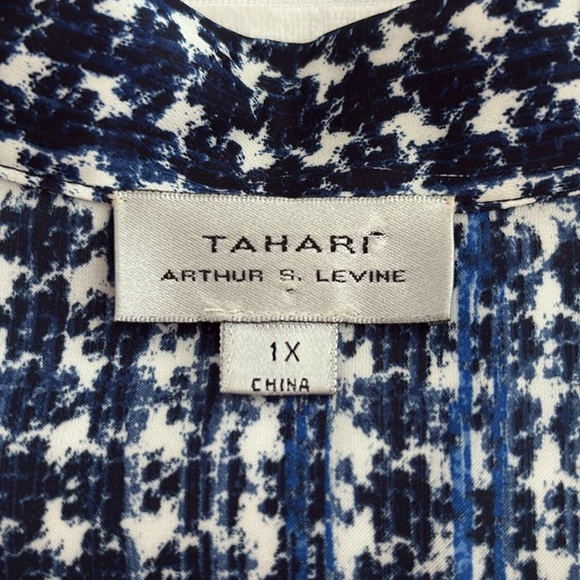 Tahari Blue & White Patterned Sleeveless Buttoned Blouse w/Tie in Front. Size 1X - Picture 7 of 11